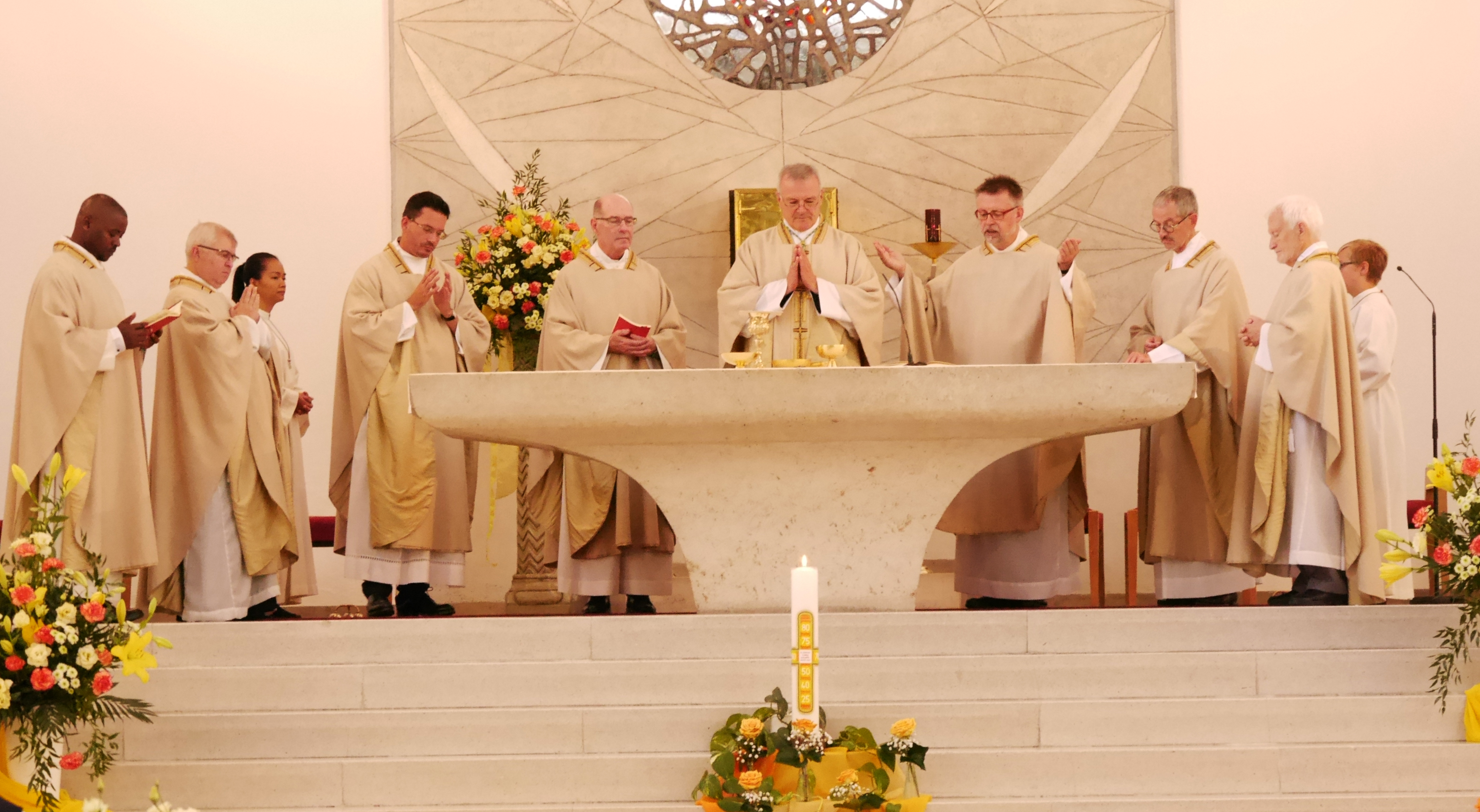von links nach rechts: Father James Kabosa, Pater Prof. Dr. Stephan Haering, Prof. Dr. Dr. Andreas Kowatsch, Domprobst Franz Frühmorgen, Abt Wolfgang Hagl, Pater Siegfried Modenbach, Prälat Dr. Peter Neher, Pfarrer Andreas Schlagenhaufer