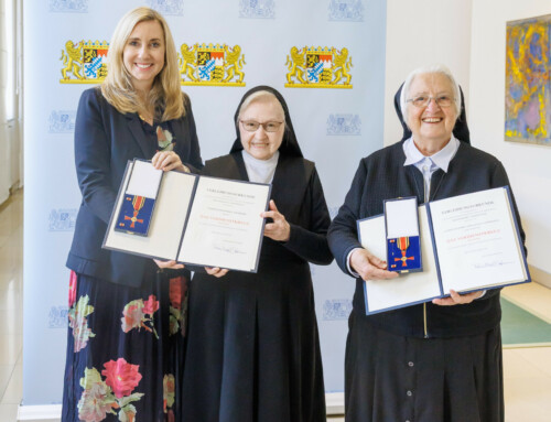 Feierliche Ordensverleihung im Münchner Kultusministerium: Zwei Ordensfrauen mit Bundesverdienstkreuz geehrt